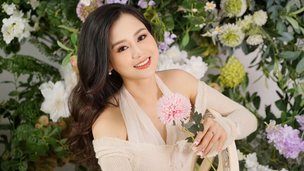Là phụ nữ lại hoạt động trong lĩnh vực nghệ thuật, Huyền Sâm luôn chú trọng đến việc giữ gìn vóc dáng của mình. Theo cô, việc chăm chút cho bản thân khiến mỗi người phụ nữ cảm thấy xinh đẹp, tự tin, tinh thần phấn chấn, mang lại hiệu quả công việc tốt hơn.