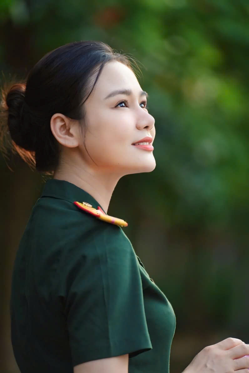 Ở ngoài đời, dù đã 37 tuổi nhưng cô vẫn nhận được nhiều lời khen ngợi của khán giả với vẻ đẹp mặn mà, dịu dàng. Nhờ lợi thế ngoại hình, Huyền Sâm thường được các đạo diễn giao cho những nhân vật có cuộc đời éo le, bất hạnh.
