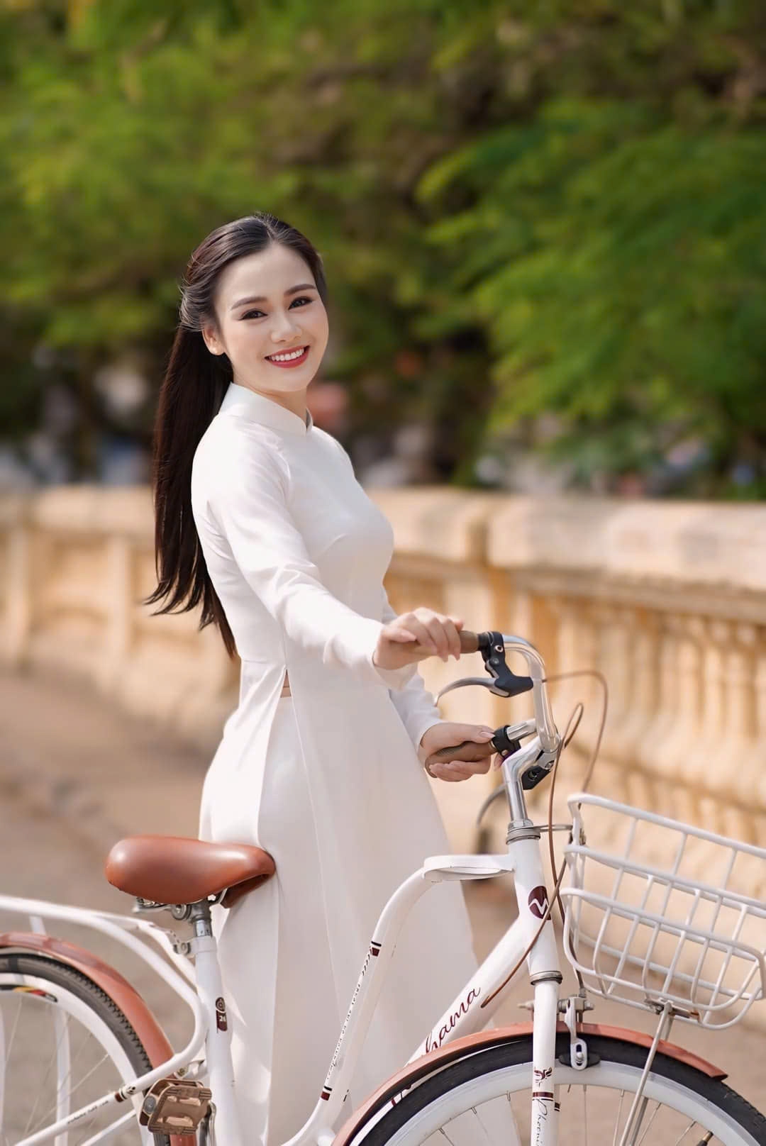 Nhan sắc đời thực đẹp mặn mà của nữ diễn viên.