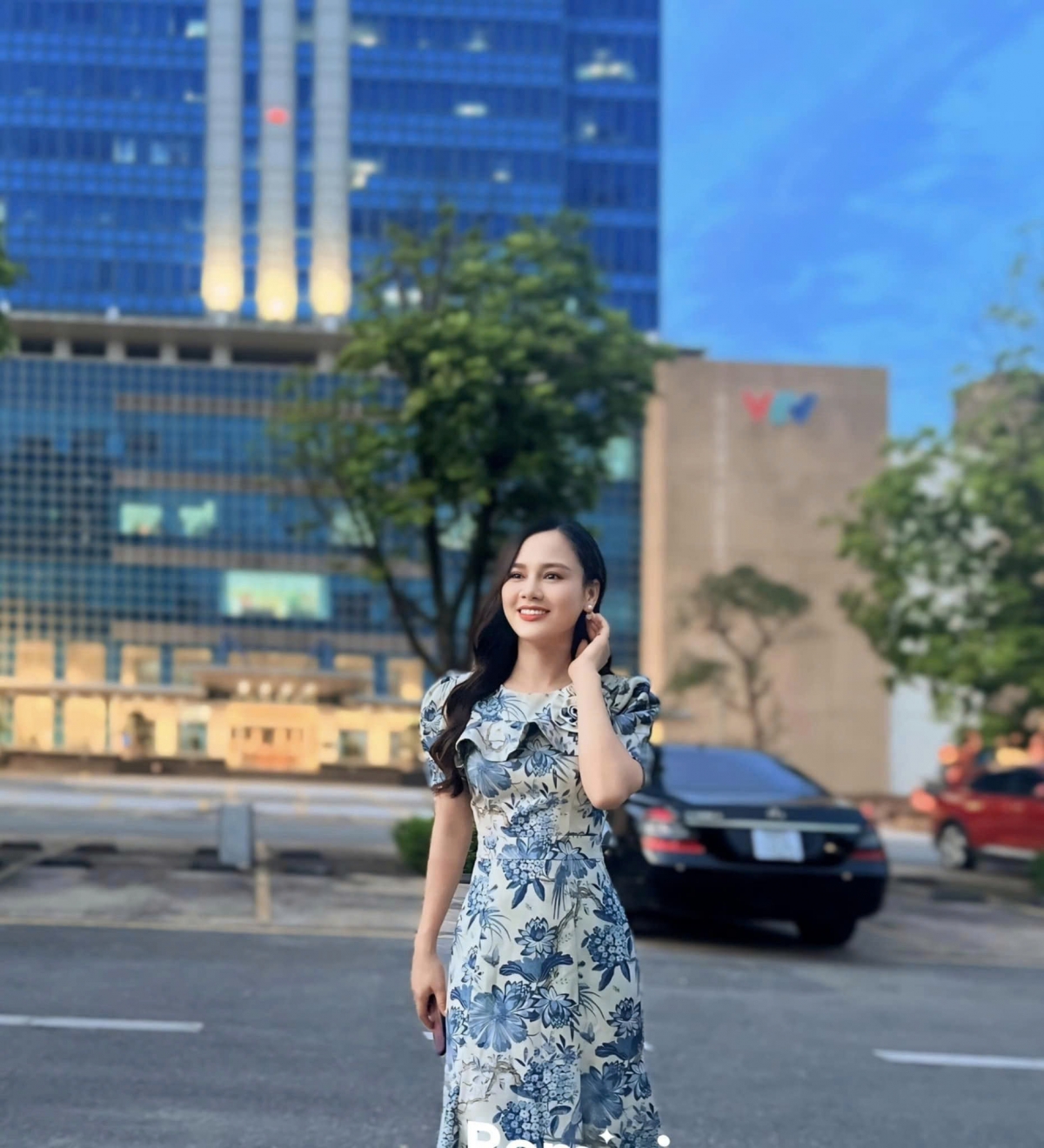 Được biết, Huyền Sâm và Đới Anh Quân bén duyên khi cùng công tác tại Nhà hát kịch Quân đội. Mỹ nhân phim VTV chia sẻ, sau khi về nhà hát một thời gian ngắn thì cô quen biết chồng. Sự hài hước trong các vai diễn của Đới Anh Quân là điều khiến Huyền Sâm rung động. Sau vài năm tìm hiểu và yêu nhau, họ chính thức về chung nhà.
Huyền Sâm sinh cho chồng 2 cậu con trai kháu khỉnh. Cuộc sống của họ trôi qua bình dị như bao cặp vợ chồng khác, nhưng vẫn đủ hạnh phúc, trọn vẹn.