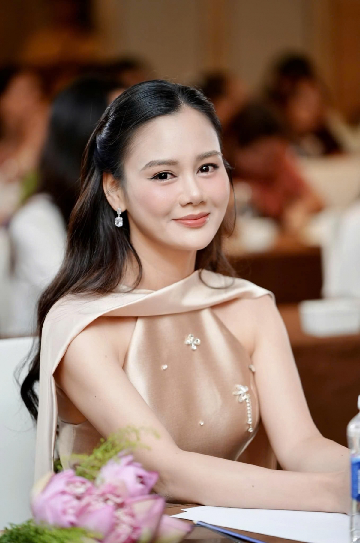 Trong bộ phim "Hoa sữa về trong gió", diễn viên Huyền Sâm đảm nhận vai Thuận, con gái bà Trúc (NSƯT Thanh Quý). Cô là một người phụ nữ tỉ mỉ, cẩn thận, theo đuổi sự hoàn hảo, nhất là trong việc nuôi dạy con cái. Chính điều này khiến Thuận xung đột không ít với chồng và con. Sau hàng loạt vai diễn đoản mệnh trên sóng giờ vàng, lần này Huyền Sâm có một vai chính dài hơi, vào vai bà mẹ mỉ mỉ, cầu toàn, hứa hẹn sẽ có không ít phân cảnh khiến người xem cũng phải áp lực. 
