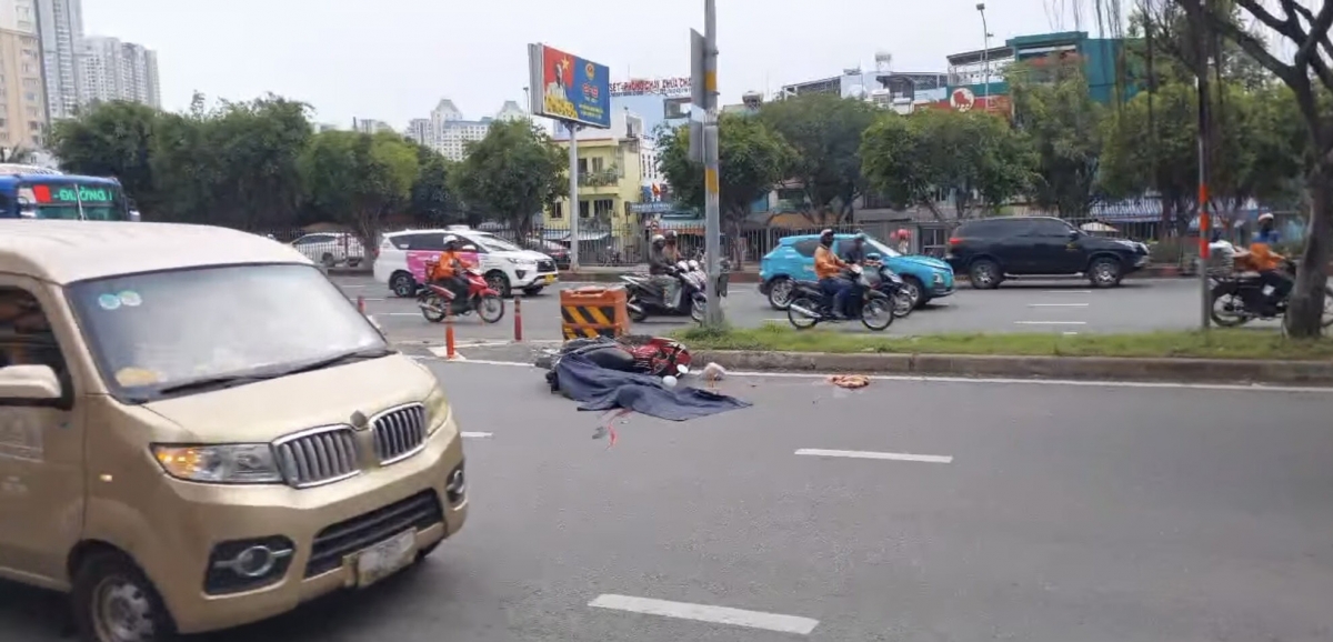 Người đàn ông đi xe máy tử vong tại chỗ (Ảnh: N.H)