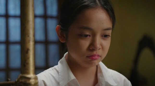 Trong phim "Hoa sữa về trong gió", sao nhí Chu Diệp Anh đóng vai Phương, con gái của một người mẹ vô cùng khó tính đến mức khắc nghiệt. Với con gái, Thuận lại càng áp đặt nhiều hơn khi liên tục ép Phương phải học thật chăm thật giỏi, thường xuyên chì chiết mắng mỏ con gái. Kết quả là Phương ngày càng chán nản, thu mình lại, không còn thiết sống khi áp lực từ mẹ chỉ có ngày càng tăng.