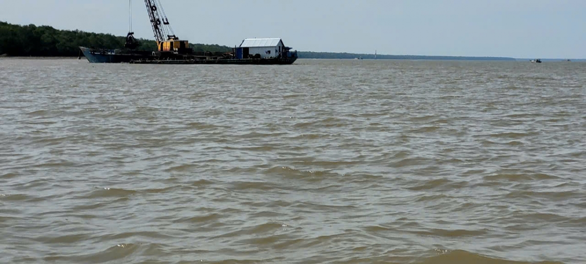 Sau khi VOV phản ánh, chiếc xáng cạp  này đã rút khỏi vị trí nạo vét bùn đất
