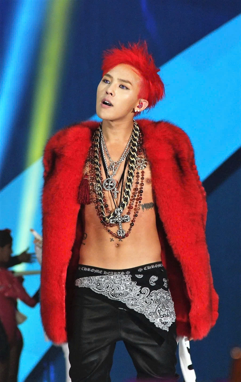 Phong cách thời trang G-Dragon độc đáo và mới mẻ với những phụ kiện khác biệt như kính râm, mũ len, giày hoa,… Anh luôn mang đến vẻ ngoài “thật điện rồ” nhưng lại tạo nên xu hướng mới cho giới trẻ và người hâm mộ. 