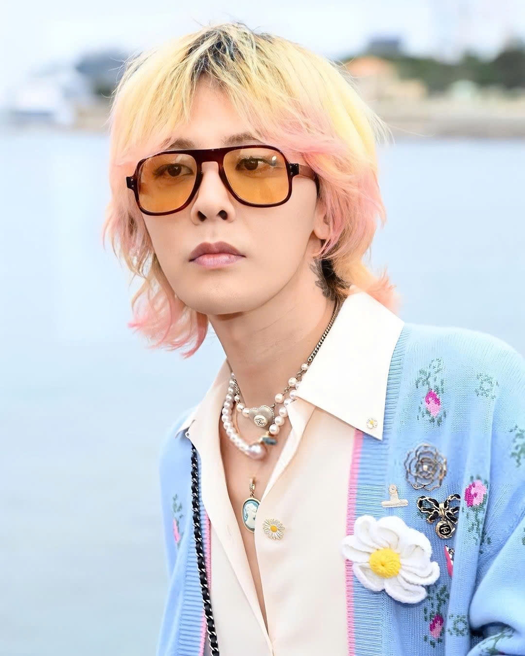 G-Dragon là nghệ sĩ Kpop tiên phong cho trào lưu thời trang unisex (phi giới tính). Anh có khả năng nâng tầm những món đồ "cộp mác" dành cho nữ như quần áo vải tweed mang màu sắc sặc sỡ, túi xách chần bông, trang phục in hoa, phụ kiện đính đá lấp lánh…