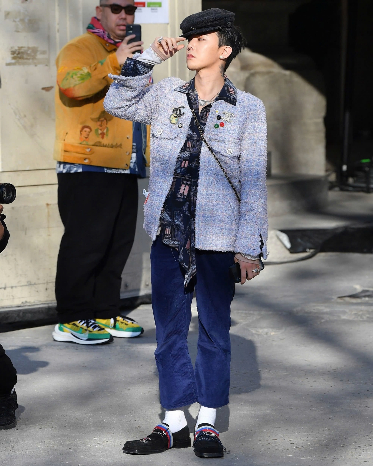 Kwon Ji Young hay được biết đến rộng rãi với nghệ danh G-Dragon (GD) là trưởng nhóm kiêm rapper của nhóm nhạc nam nổi tiếng Big Bang. G-Dragon sinh ngày 18 tháng 8 năm 1988 tại Seoul, Hàn Quốc.
G-Dragon lần đầu tiên bước chân vào làng giải trí khi còn rất trẻ, chỉ mới 5 tuổi. Đặc biệt, trưởng nhóm BIGBANG có mối quan hệ đặc biệt thân thiết với giám đốc sáng tạo quá cố của Chanel – Karl Lagerfeld. Cũng như các giám đốc sáng tạo của hàng loạt thương hiệu nổi tiếng khác như: Louis Vuitton, Givenchy, Balmain, Thom Browne,…