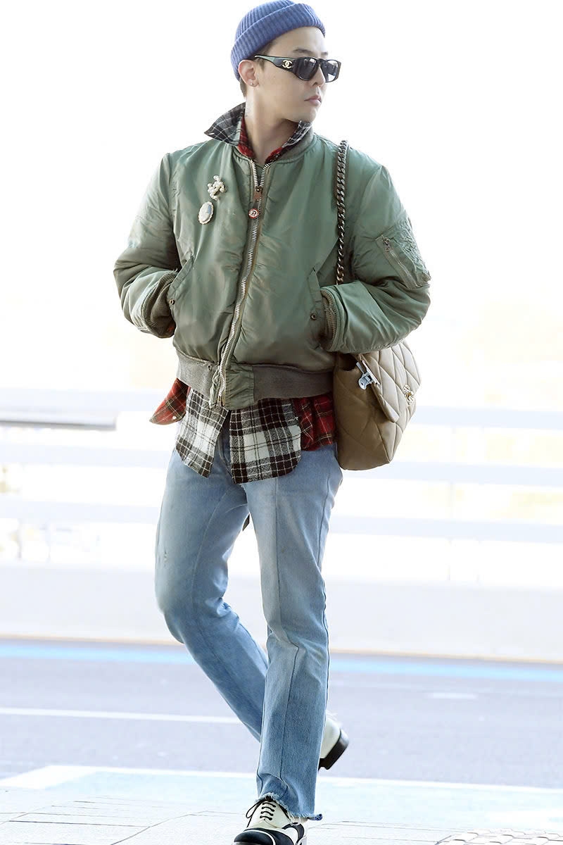 Sự nhạy cảm với thời trang của G-Dragon còn thể hiện ở việc thành lập thương hiệu cá nhân và hợp tác với các nhãn hàng khác cho ra những thiết kế mang tính thời đại. Điều hiển nhiên, tất cả những gì liên quan đến trưởng nhóm BIG BANG đều nhanh chóng cháy hàng.