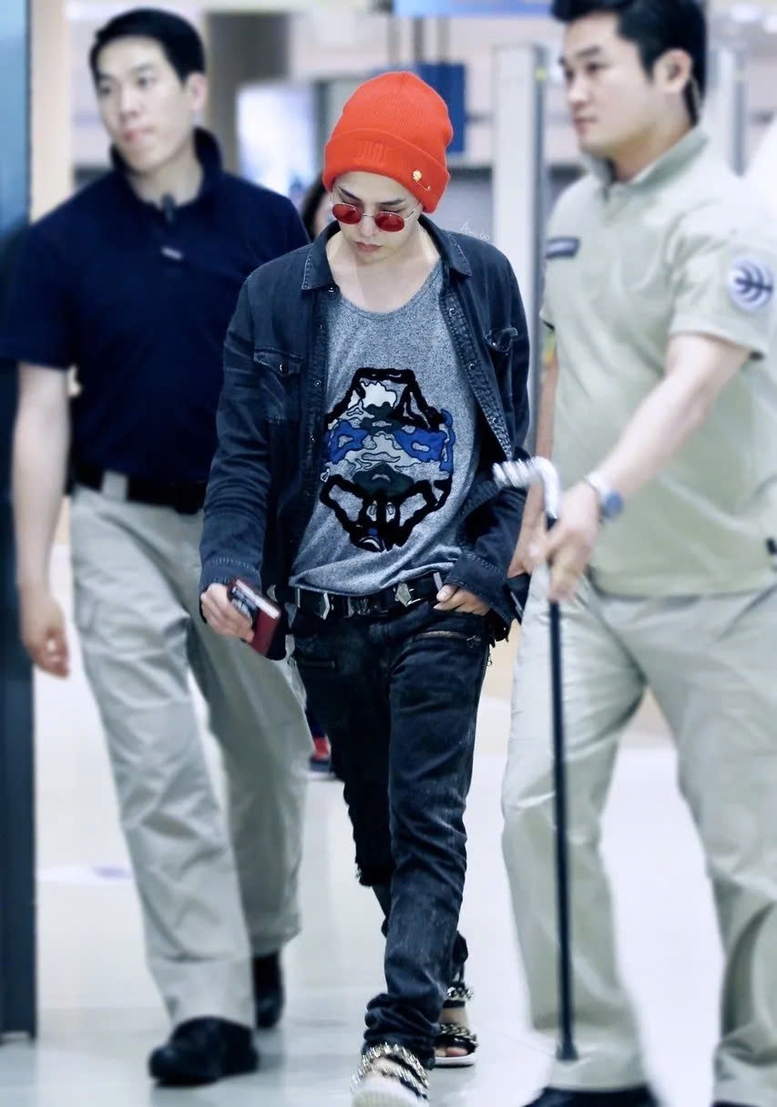 G-Dragon gây ấn tượng về cách phối đồ, phụ kiện của nữ nhưng lại trông không hề nữ tính. Bí quyết của anh đến từ sự cân bằng về màu sắc, kiểu dáng giữa các món đồ, khéo léo chọn phụ kiện phù hợp để tạo điểm nhấn, kết hợp với thần thái và biểu cảm mang đậm dấu ấn cá nhân.