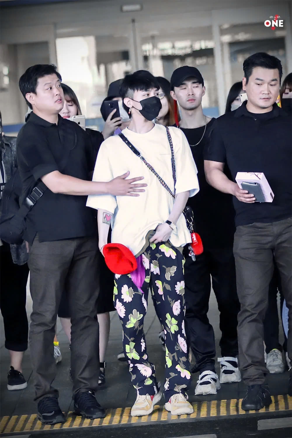 Anh đã khẳng định một đế chế thời trang độc lập và phong cách thời trang G-Dragon không giống ai. Sau khi hoàn tất thời gian nhập ngũ, G-Dragon đã nhanh chóng trở lại sân khấu và gây xôn xao cả trong cộng đồng người hâm mộ KPop và những người đam mê giày thể thao. Anh ra mắt sản phẩm hợp tác đặc biệt với Nike mang tên Nike Air Force 1 x PEACEMINUSONE Para-noise.