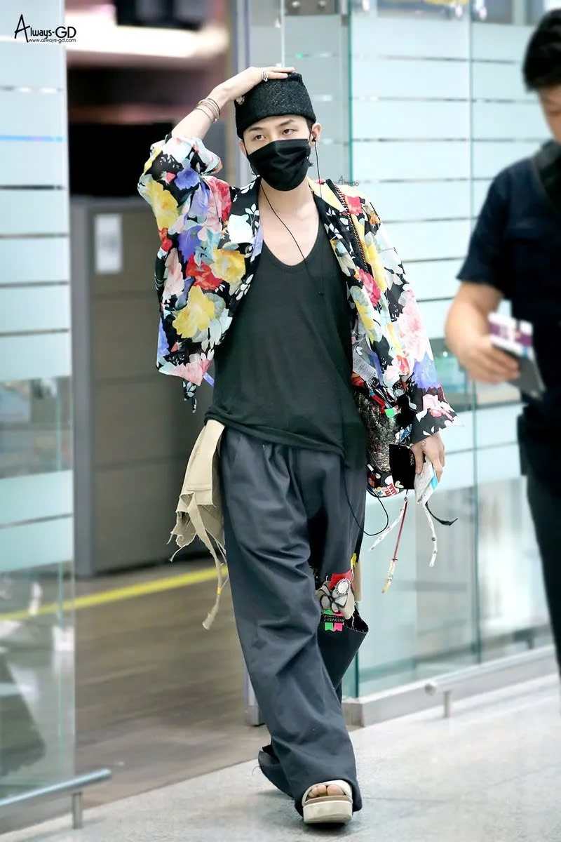 Với G-Dragon thì khác, mỗi một cái quần, cái áo hay vòng cổ, nhẫn, vòng tay đều là một khía cạnh của cái tôi đầy mạnh mẽ, cao ngạo và độc nhất. Và không một stylist nào trên đời này làm tốt điều đó hơn chính bản thân G-Dragon. 