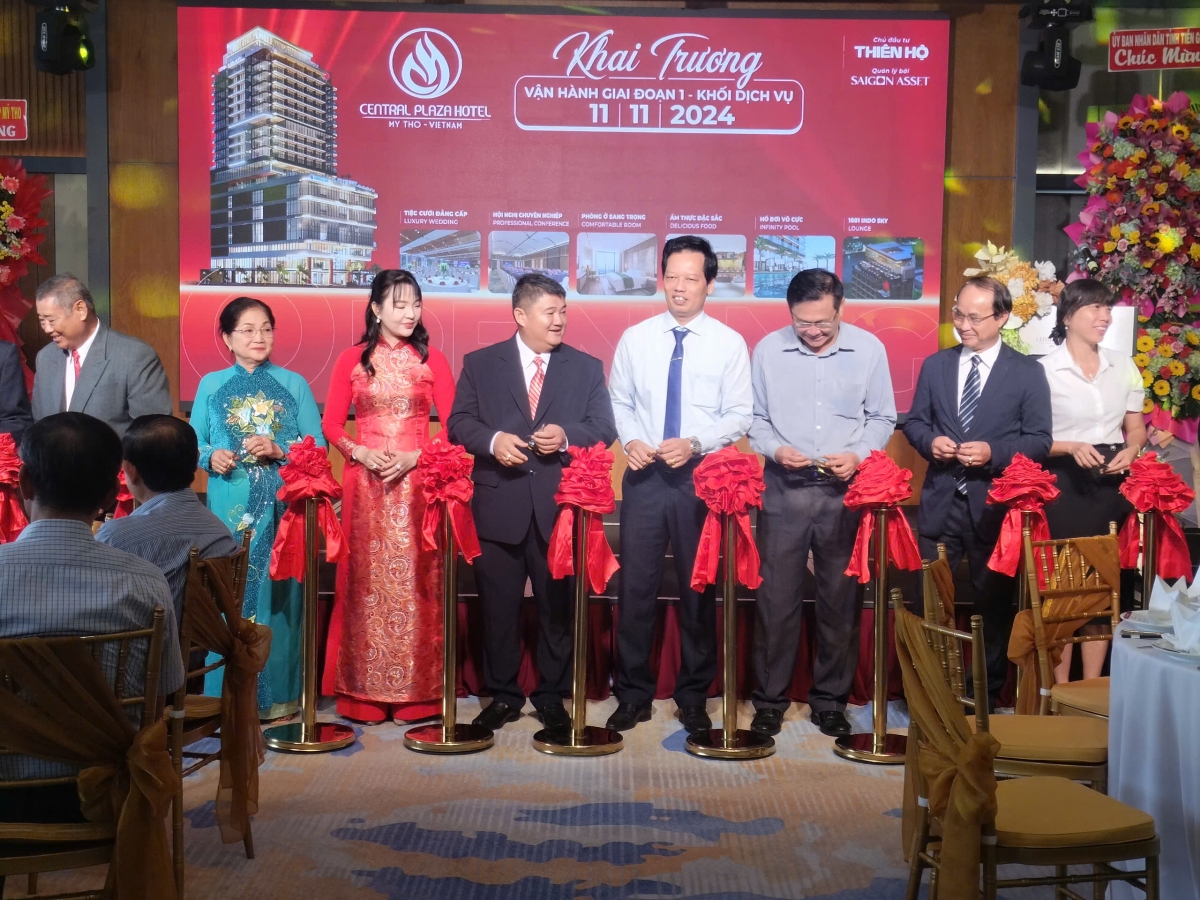 Các đại biểu thực hiện nghi thức cắt băng khai trương Tòa nhà Central Plaza Mỹ Tho