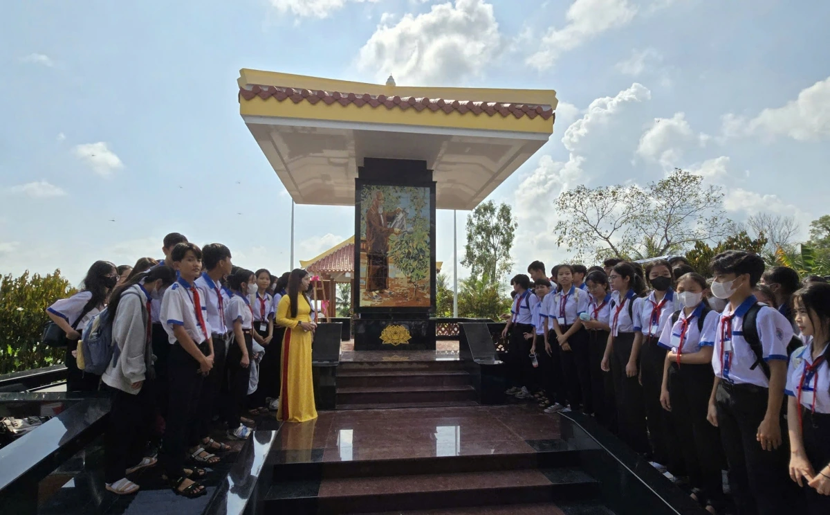 Trước đó, cơ quan chức năng Cà Mau đã khánh thành bia kỷ niệm Bác Hồ với cây vú sữa miền Nam