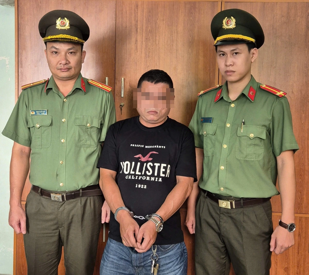 Cơ quan An ninh điều tra - Công an TP.HCM tống đạt Quyết định và Lệnh đối với Huỳnh Nhật Phương (Ảnh: CACC)