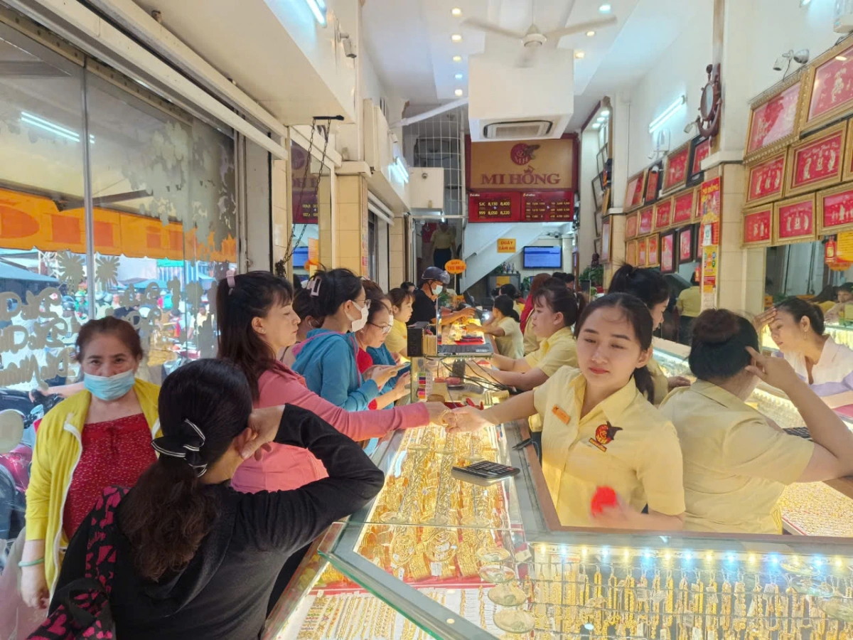 Tiệm vàng Mi Hồng (quận Bình Thạnh) đông đúc trở lại với nhiều khách đến bán cắt lỗ (Ảnh: Hoàng Minh)
