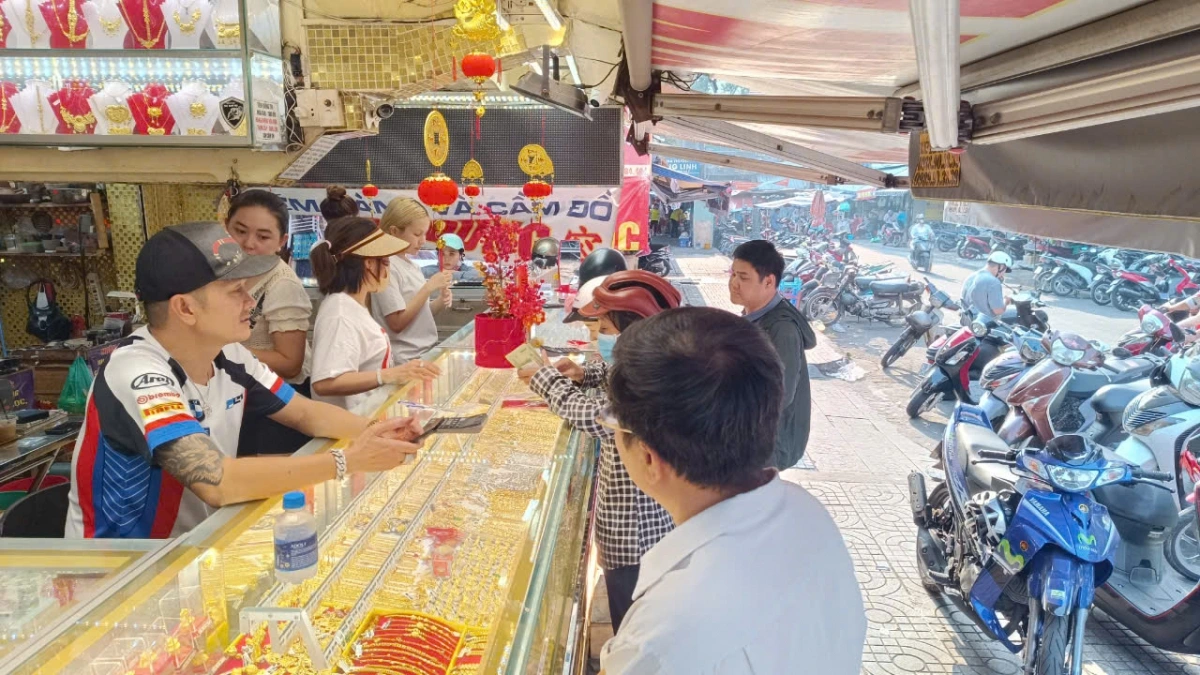 Người dân mua vàng bắt đáy tại một cửa tiệm vàng (Ảnh: Hoàng Minh)