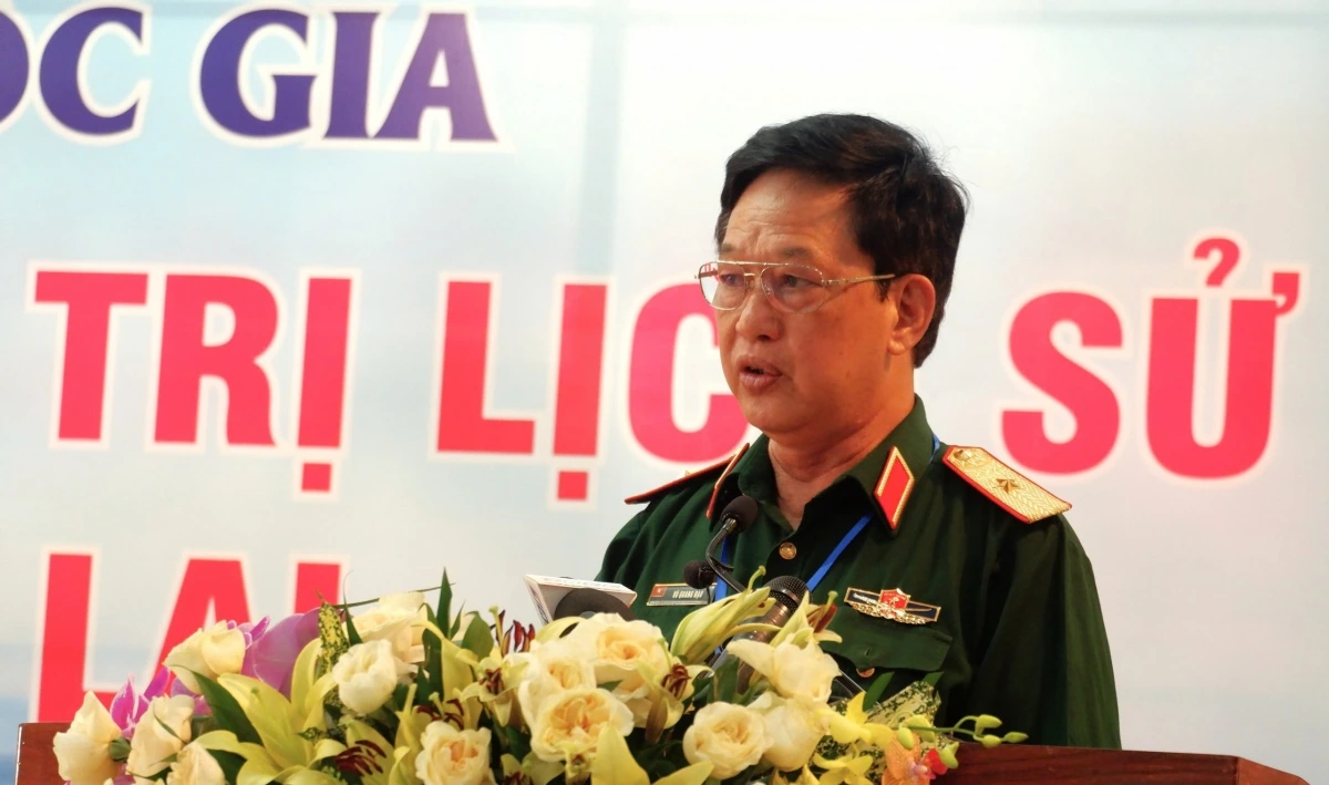 Thiếu tướng, PGS.TS Vũ Quang Đạo, Nguyên Viện trưởng Viện Lịch Sử Quân Sự Việt Nam phát biểu tại hội thảo