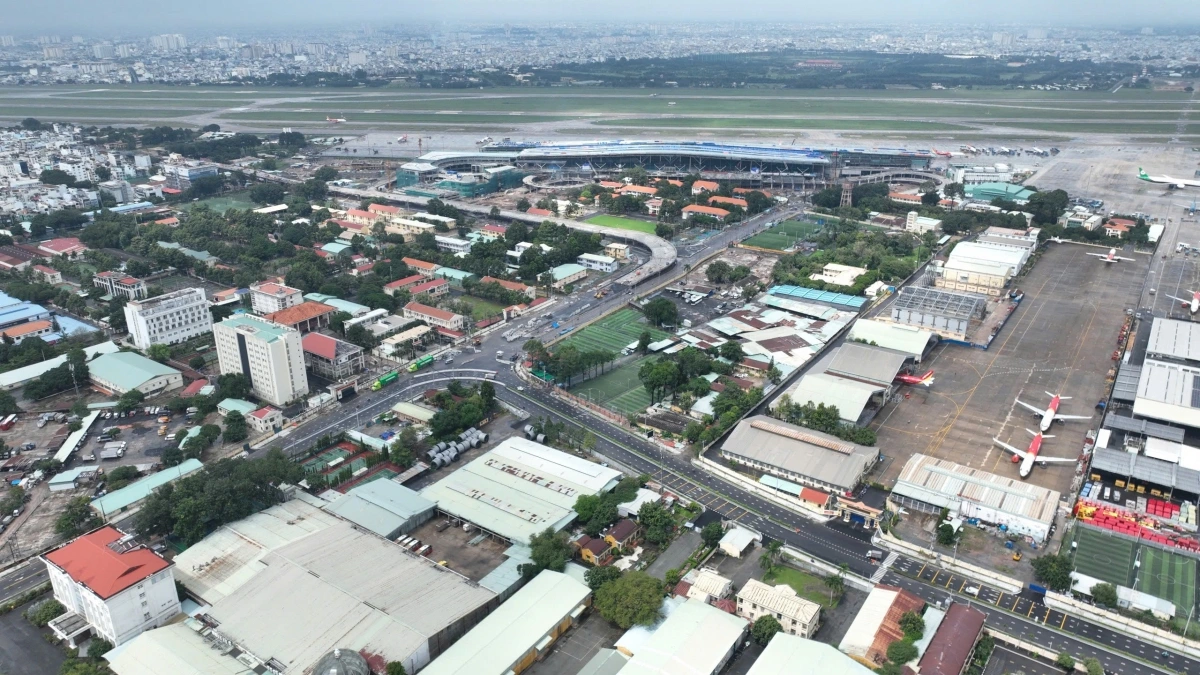Theo kế hoạch, các đoạn tuyến tiếp theo đến đường Hoàng Hoa Thám cũng sẽ hoàn thành vào cuối năm 2024, với mục tiêu thông xe toàn tuyến vào quý I/2025. Dự án không chỉ giúp cải thiện lưu thông quanh sân bay mà còn tạo thêm lối đi khác, thay vì chỉ có trục đường Trường Sơn - cửa ngõ duy nhất vào sân bay Tân Sơn Nhất hiện tại.