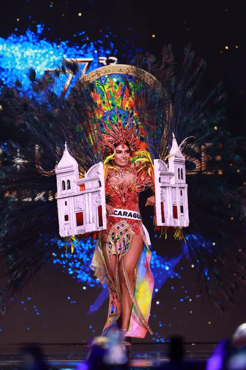 Tại cuộc thi Miss Universe, Hoa hậu Nicaragua Geyssell García đã trình diễn một bộ trang phục rực rỡ, phía sau một bản sao nhỏ của Nhà thờ León, được lấy cảm hứng từ Di sản Thế giới được UNESCO công nhận. García mặc những mảnh ghép mô phỏng nhà thờ và những chiếc lông công dài trên cẳng tay. Khi cô ấy di chuyển, bộ đồ liền thân đính đá lấp lánh với họa tiết ngọn lửa, lấy cảm hứng từ loài phượng hoàng trong thần thoại, như lời giới thiệu khi nàng hậu bước lên sân khấu. Cô cũng đội một chiếc mũ tròn nhiều màu, viền một dải vàng. Chiếc mũ này tượng trưng cho các hồ nước khác nhau của Nicaragua.