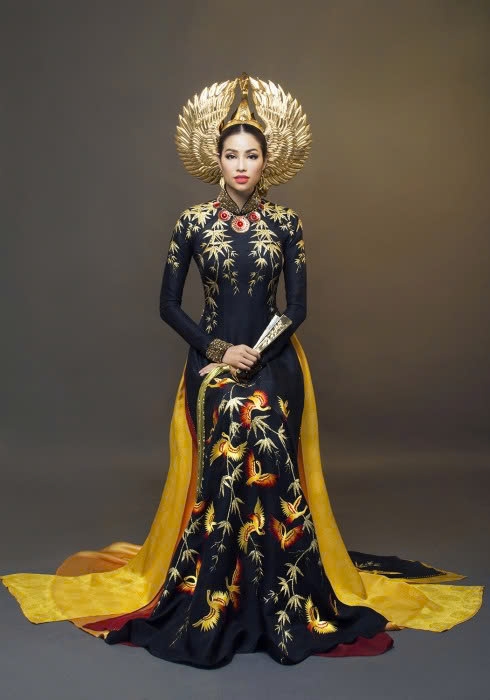 Năm 2015, trang phục dân tộc của Phạm Hương là áo dài của Thuận Việt. Áo có tông màu đen chủ đạo, thân mang họa tiết tre, trúc, chim hạc. Thuận Việt còn tạo ra chiếc mấn hình chim hạc được mạ vàng nguyên chất. Chiếc mấn này có thể bắt ánh sáng giúp tôn trang phục khi trình diễn trên sân khấu.