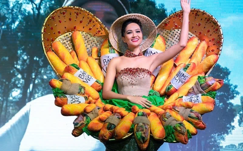 Trang phục dân tộc “Bánh Mỳ” được hoa hậu H’Hen Niê từng trình diễn năm 2018 tại cuộc thi ở Thái Lan. Bộ trang phục của H'Hen Niê khi đó đã gây tiếng vang trên truyền thông quốc tế và được báo Mỹ khen ngợi.