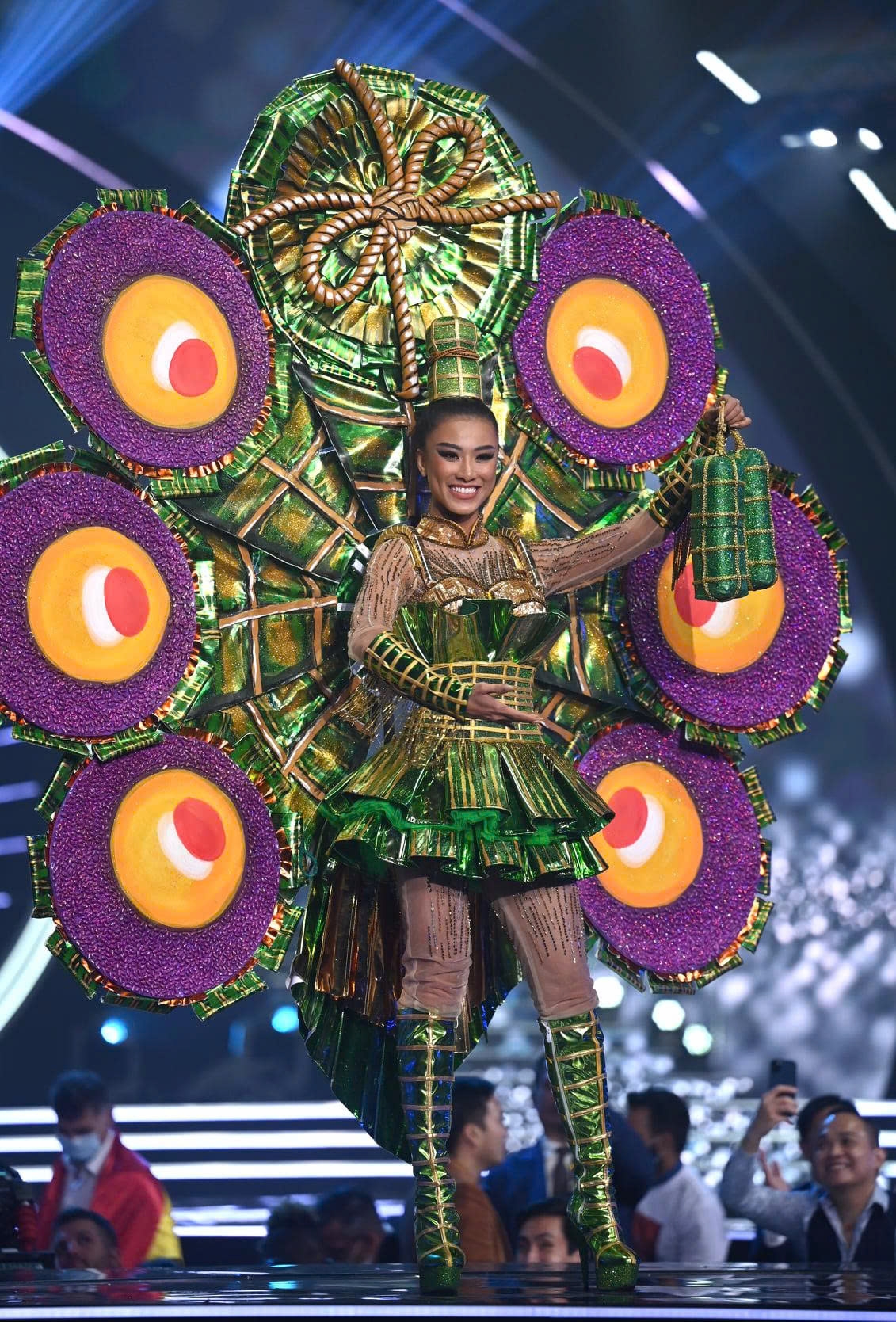 Miss Universe lần thứ 70 sẽ diễn ra tại Israel, á hậu Kim Duyên đã mang theo trang phục dân tộc mang tên "Ai tét hong". Bộ trang phục được lấy cảm hứng từ đặc trưng của ẩm thực Cần Thơ - quê nhà của Kim Duyên - món bánh Tét lá cẩm. 