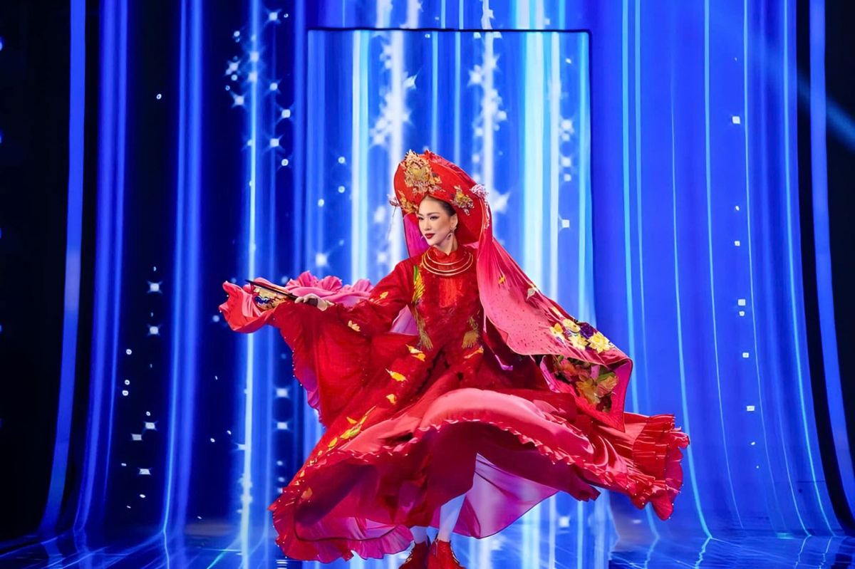 Bùi Quỳnh Hoa lựa chọn thiết kế "Cô sen" cho phần thi trình diễn trang phục dân tộc tại Miss Universe 2023. Bộ trang phục dân tộc này được lấy cảm hứng từ trang phục hầu đồng trong nghi lễ thờ Mẫu của người Việt. Trang phục "Cô sen" do nhà thiết kế Chu Thị Hồng Anh và các cộng sự thực hiện. Trong đó, nhà thiết kế Khoa Lỗ đảm nhận vai trò cố vấn về văn hóa di sản và nhà thiết kế Ngô Thị Ngọc Mai phụ trách các chi tiết và hoa văn trên thiết kế
