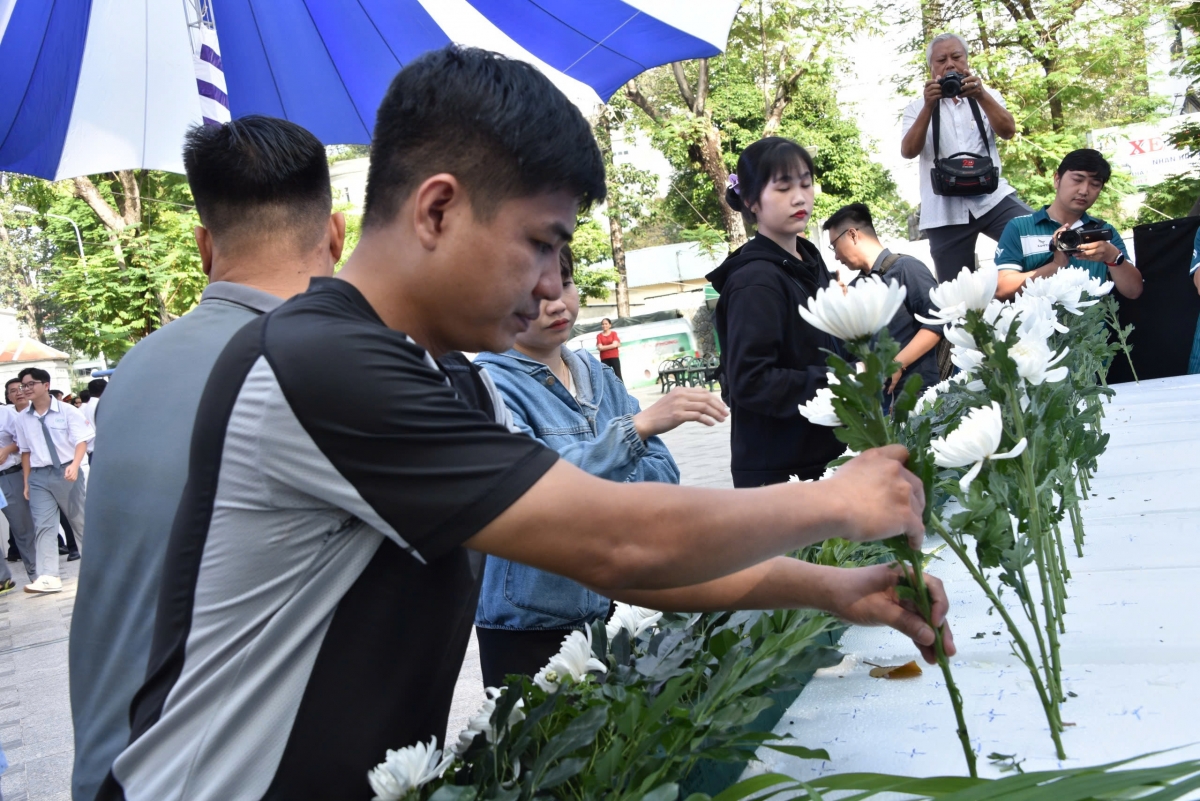 Tưởng niệm các nạn nhân mất vì tai nạn giao thông.