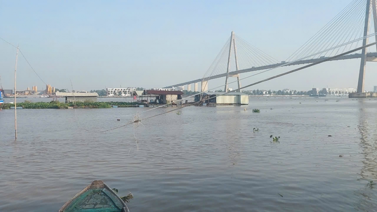 Khai thác cát gần các lồng bè cá và cận kề chân cầu Rạch Miễu cần được ngăn chặn kịp thời