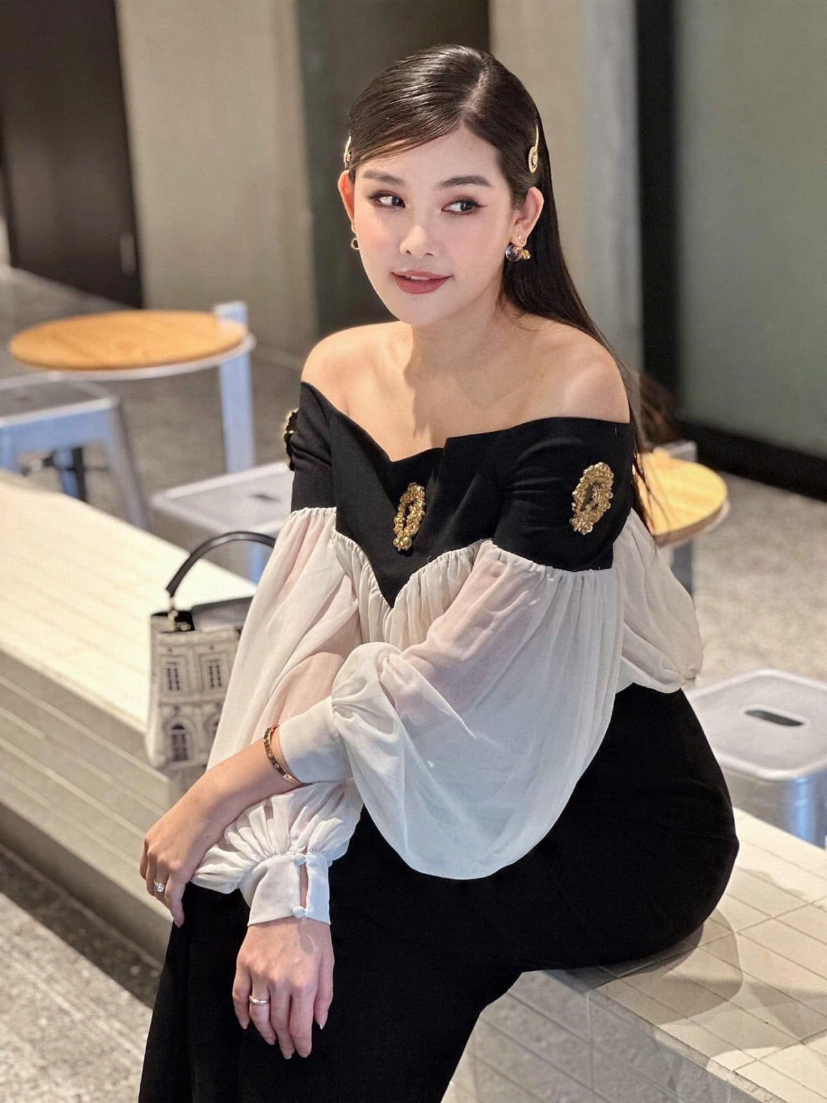 Trước đó, khi xuất hiện với tư cách đại sứ cuộc thi Hoa hậu Đại dương Việt Nam 2023, Lê Âu Ngân Anh đã có những giây phút xúc động khi nhìn lại hành trình đã qua. “Một trong những câu hỏi mà tôi nhận được nhiều nhất trong gần 6 năm qua đó là: Nếu tôi được làm lại, nếu tôi được chọn lại, thì tôi có tham gia cuộc thi Hoa hậu Đại dương năm đó hay không? Đến giờ khi bất cứ ai hỏi tôi câu đó, tôi đều khẳng định rằng khoảnh khắc mà tôi đăng quang Hoa hậu Đại dương 2017 là một trong những khoảnh khắc quan trọng nhất trong cuộc đời tôi", nàng hậu bộc bạch. 