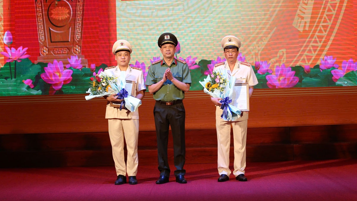 Đại tá Tạ Văn Đẹp, Giám đốc Công an tỉnh Bình Dương trao quyết định bổ nhiệm cho 2 Phó Giám đốc (ảnh: CA)