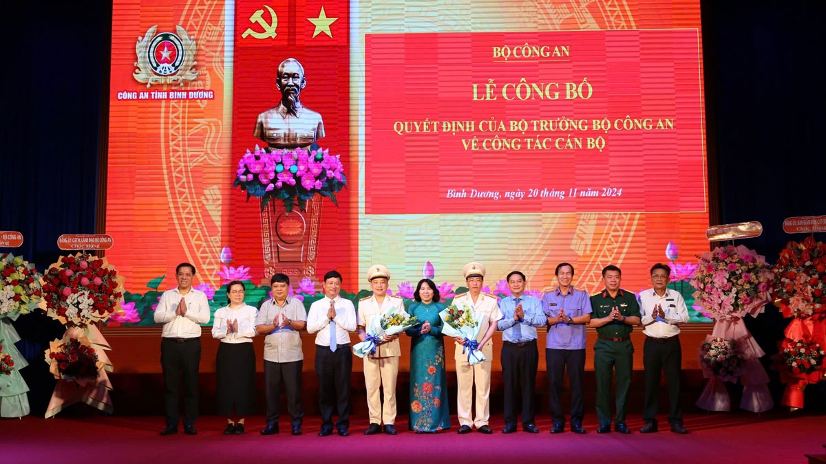 Lãnh đạo tỉnh Bình Dương và các đơn vị chúc mừng 2 phó giám đốc mới (ảnh: CA)