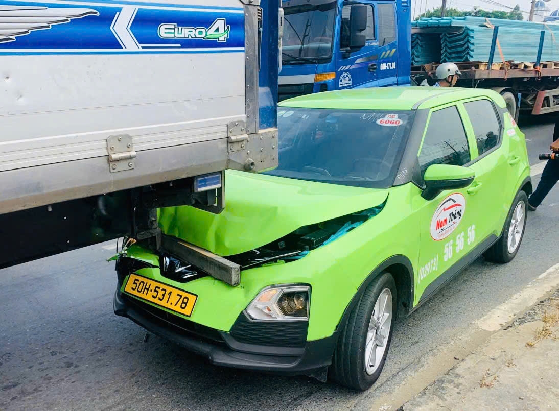 Trong khi bỏ chạy, đối tượng cướp taxi đã đâm vào đuôi một xe tải rồi bị bắt ngay sau đó.