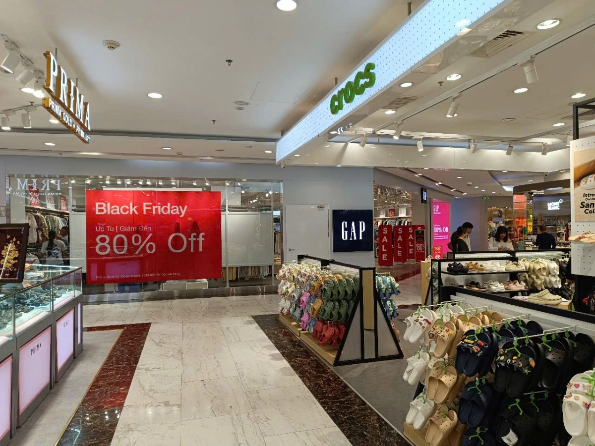 Các trung tâm thương mại có nhiều chương trình giảm giá tới 80% (Ảnh: Hoàng Minh)