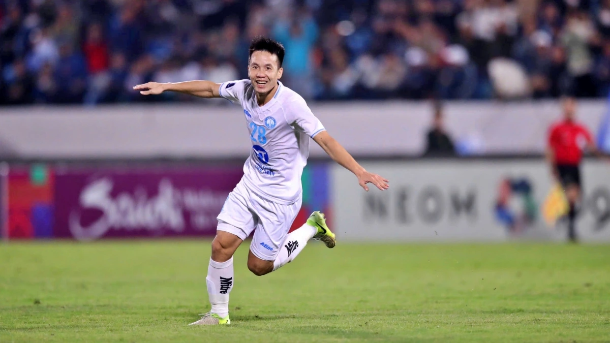 Tô Văn Vũ ăn mừng bàn thắng nâng tỉ số lên 2-0.