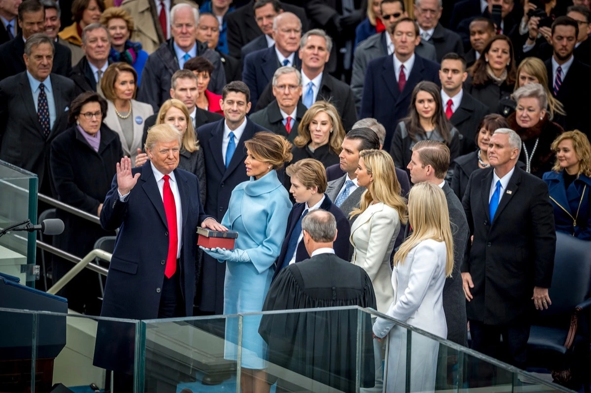 Ông Trump tuyên thệ nhậm chức năm 2017. Ảnh: CNN