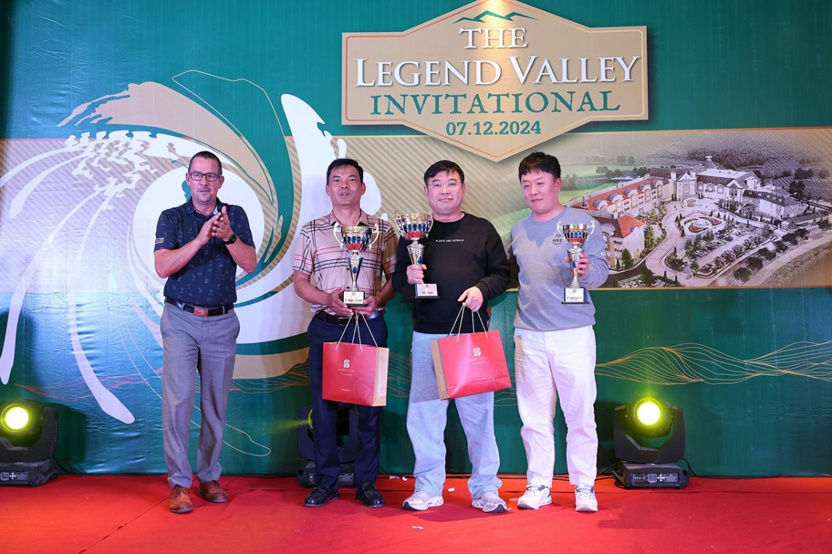 Golf thủ Park Ji Hoon (thứ 2 từ phải sang) giành chức vô địch Legend Valley Invitational với tổng điểm là 78 gậy