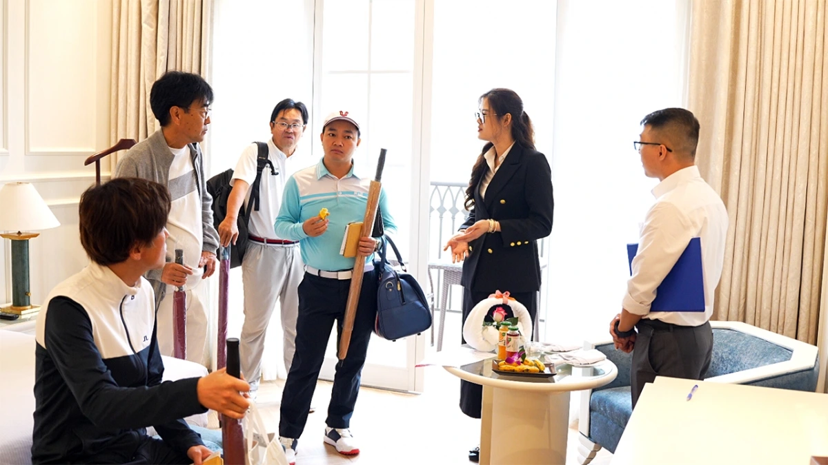 Các golf thủ nước ngoài hào hứng khi tham quan phòng lưu trú tại khách sạn Legend Valley Hotel