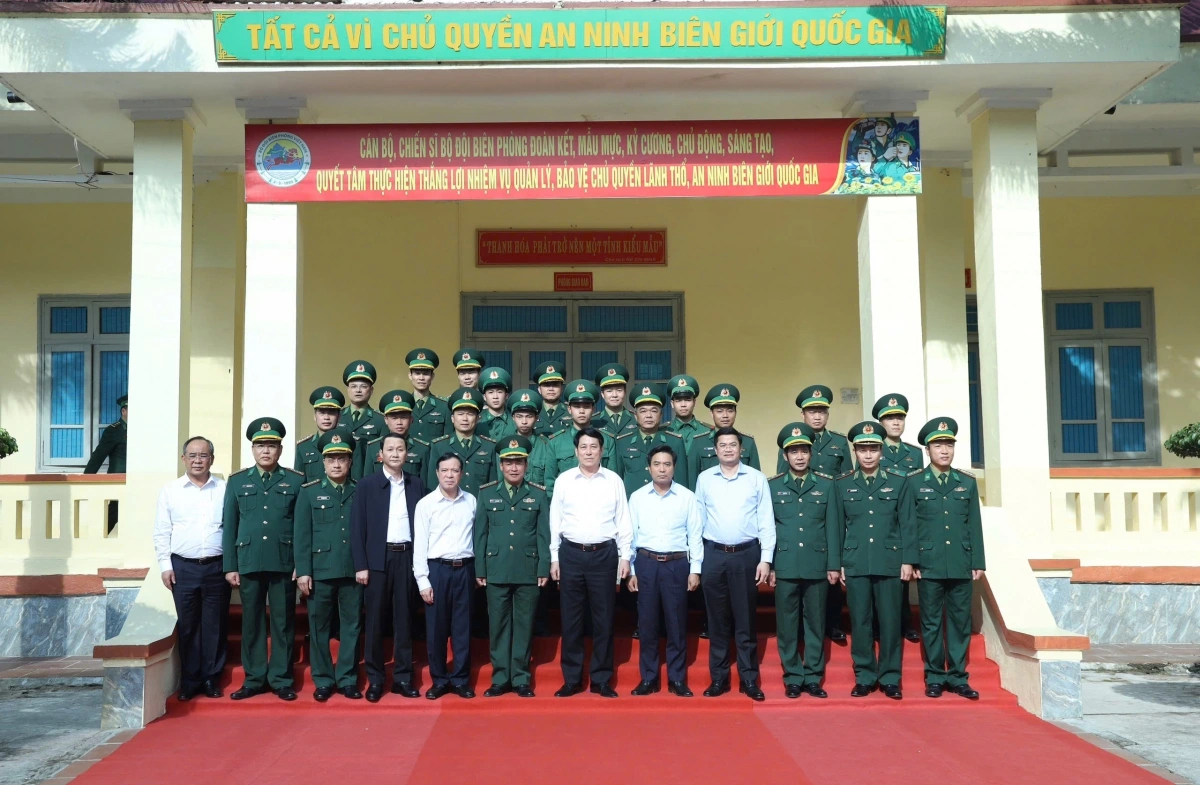 _Chủ tịch nước Lương Cường chụp ảnh lưu niệm cùng cán bộ, chiến sỹ đồn Bát Mọt