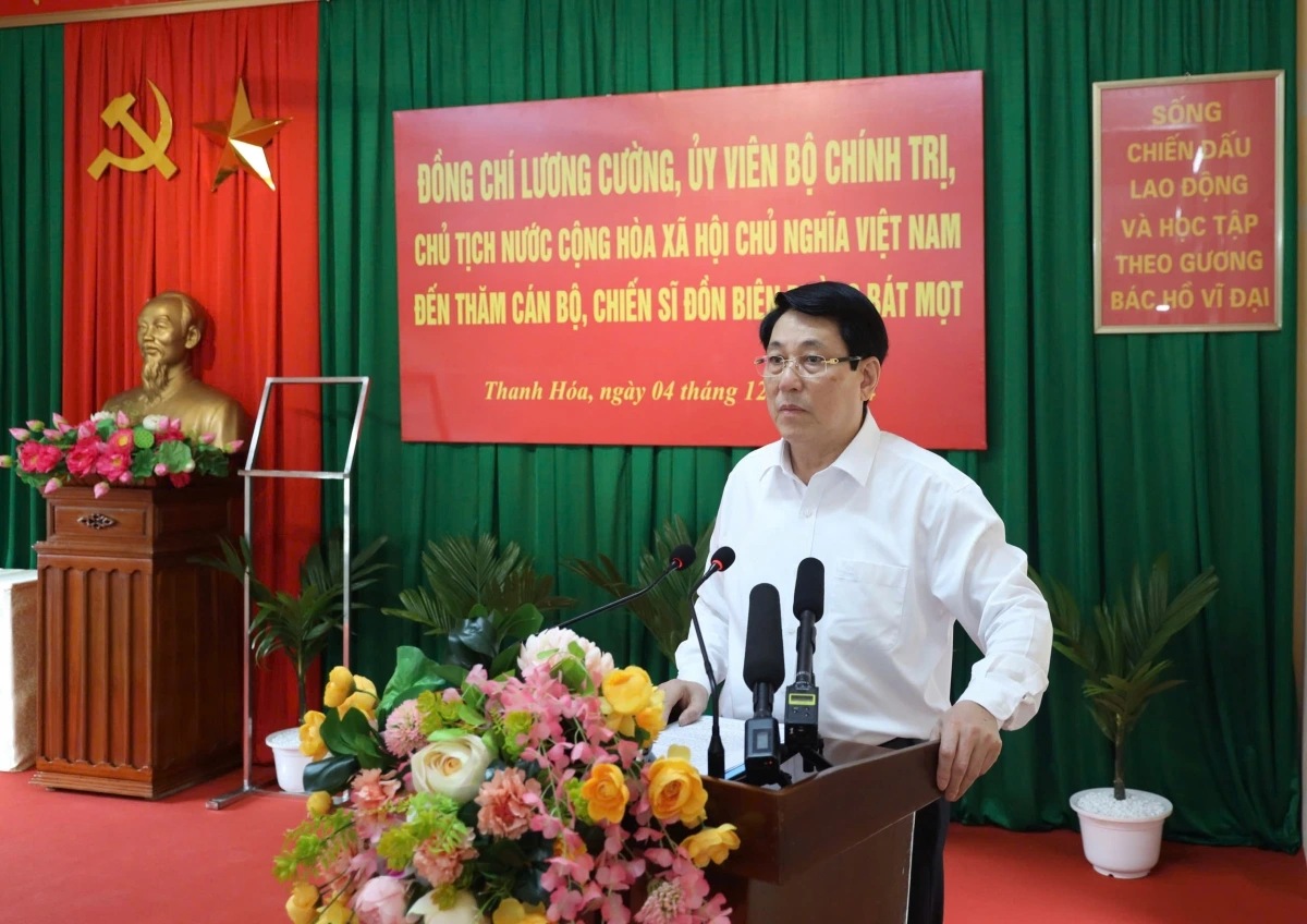 Chủ tịch nước Lương Cường phát biểu với cán bộ, chiến sỹ đồn biên phòng Bát Mọt.