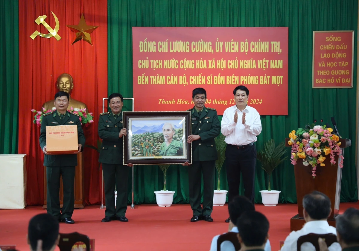 Chủ tịch nước Lương Cường tặng quá cán bộ, chiến sỹ đồn biên phòng Bát Mọt