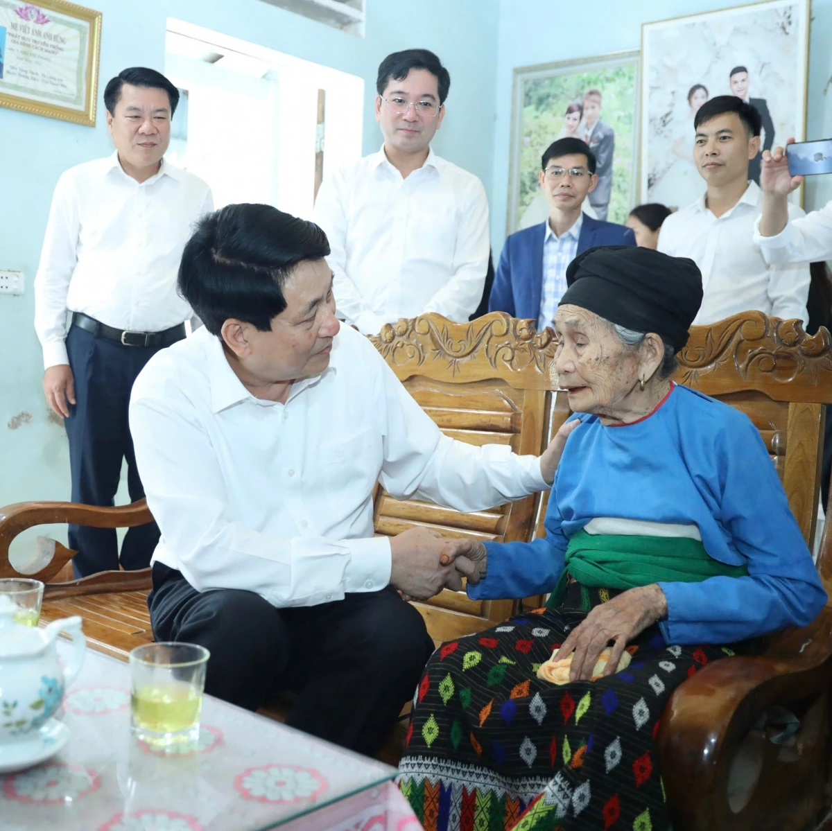 Chủ tịch nước Lương Cường tặng quà Mẹ Việt Nam anh hùng Lang Thị Phong