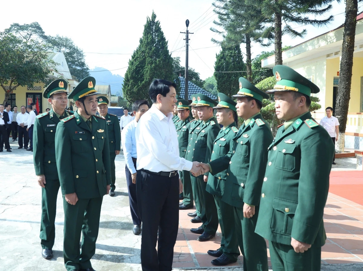 Chủ tịch nước Lương Cường thăm và làm việc với cán bộ, chiến sỹ đồn biên phòng Bát Mọt