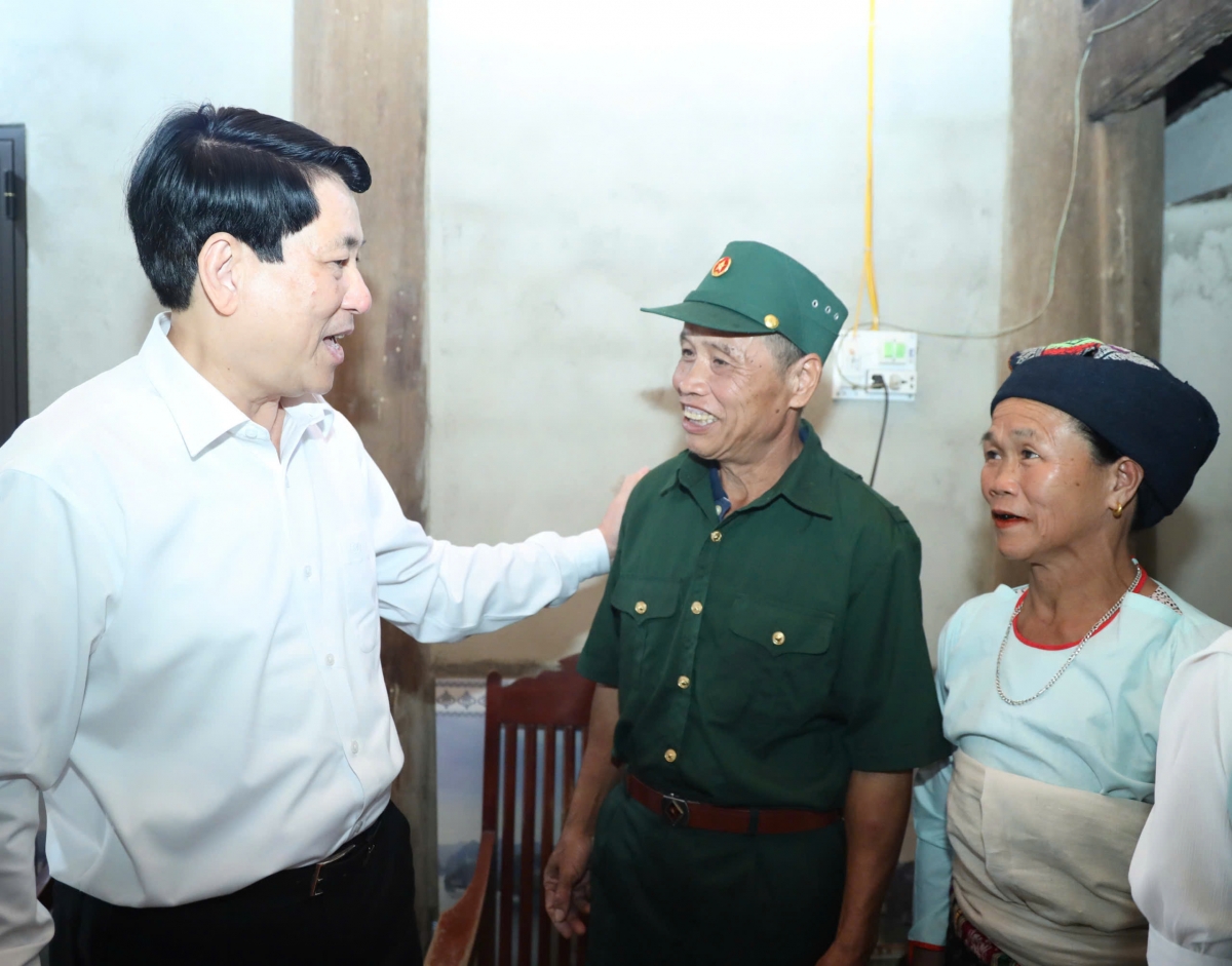 Chủ tịch nước Lương Cường thăm và tặng quà gia đình thương binh Lang Văn Sung