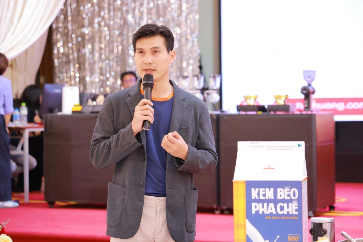 Anh Nguyễn Quang Liêm - bartender của Nhất Hương giới thiệu Kem pha chế cho các chủ quán tại Workshop Nhất Hương. Ảnh: Nhất Hương