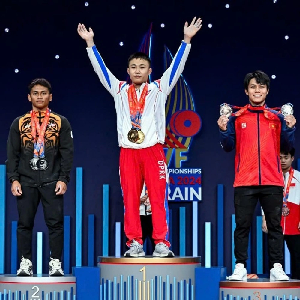 Nguyen Tran Anh Tuan (R) brings home the only one silver medal. (Photo: IWF)
