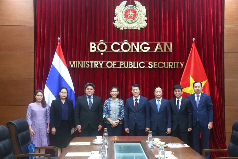 Bộ trưởng Lương Tam Quang và tân Đại sứ Urawadee Sriphiromya cùng các đại biểu.
