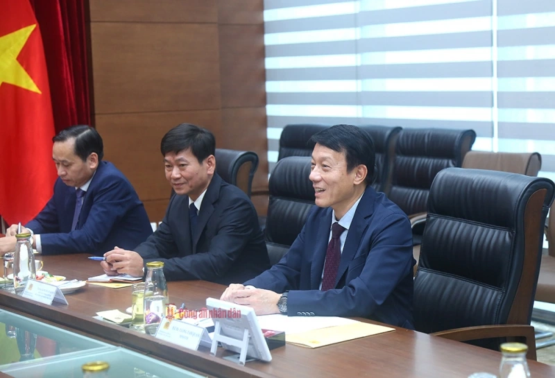 Bộ trưởng Lương Tam Quang chúc mừng bà Urawadee Sriphiromya được bổ nhiệm làm Đại sứ đặc mệnh toàn quyền Vương quốc Thái Lan tại Việt Nam.