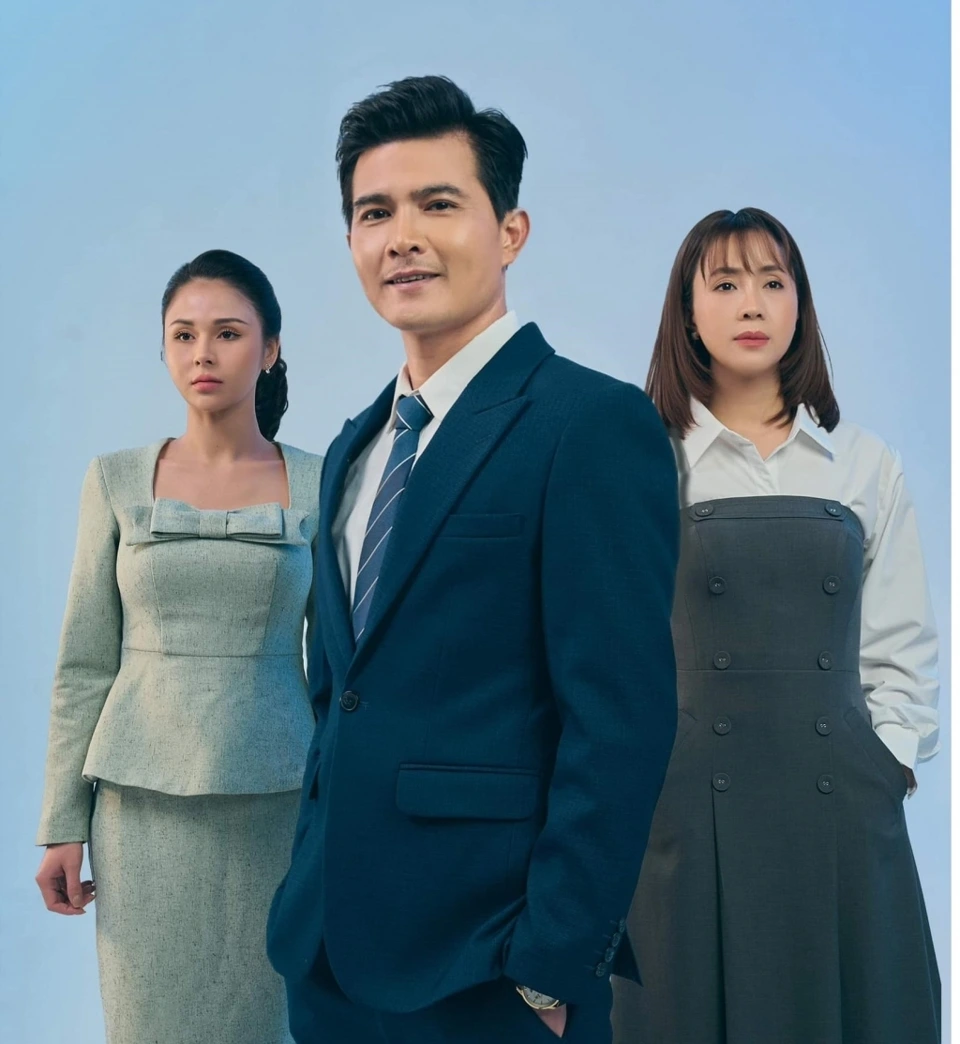 "Trạm cứu hộ trái tim" xoay quanh cuộc sống của Ngân Hà. Tên phim cũng là tên chương trình phát thanh do chính Ngân Hà chủ trì – một nơi gặp gỡ của những tổn thương, nơi những trái tim cần được sơ cứu, nơi những nỗi đau có chỗ được giãi bày. Và cô đã là người bên cạnh, tâm sự, sẻ chia, trở thành điểm tựa cho biết bao người bị tan vỡ, đau khổ... Nhưng chính chuyên gia "cứu hộ" như Ngân Hà cũng có lúc chới với khi đối diện với biến cố như sự ghét bỏ, oán hận của người mẹ bởi lỗi lầm của cô trong quá khứ, âm mưu phản bội đầy nham hiểm từ người chồng mà cô gắn bó, tin tưởng suốt nhiều năm.