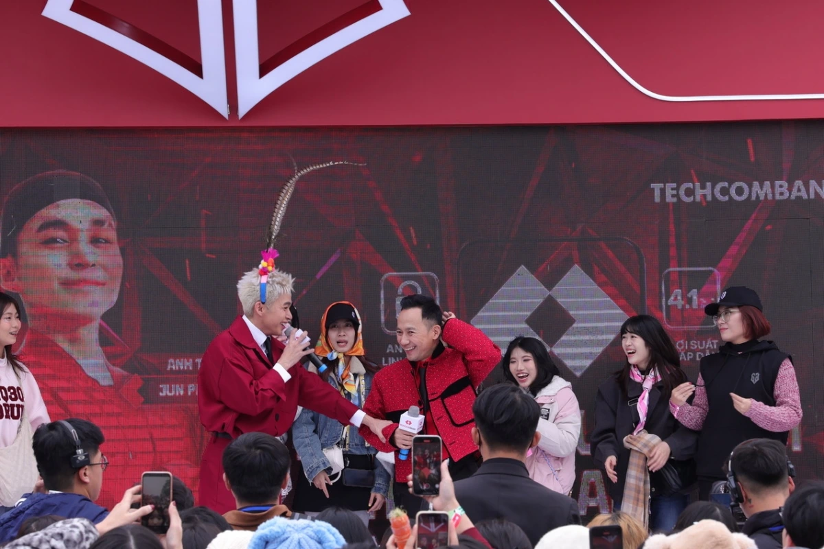 Trước giờ diễn ra concert, các anh tài cũng tới khu vực booth fan để giao lưu với người hâm mộ. Trong ảnh, anh tài Jun Phạm và Tiến Đạt tươi cười trò chuyện cùng khán giả.